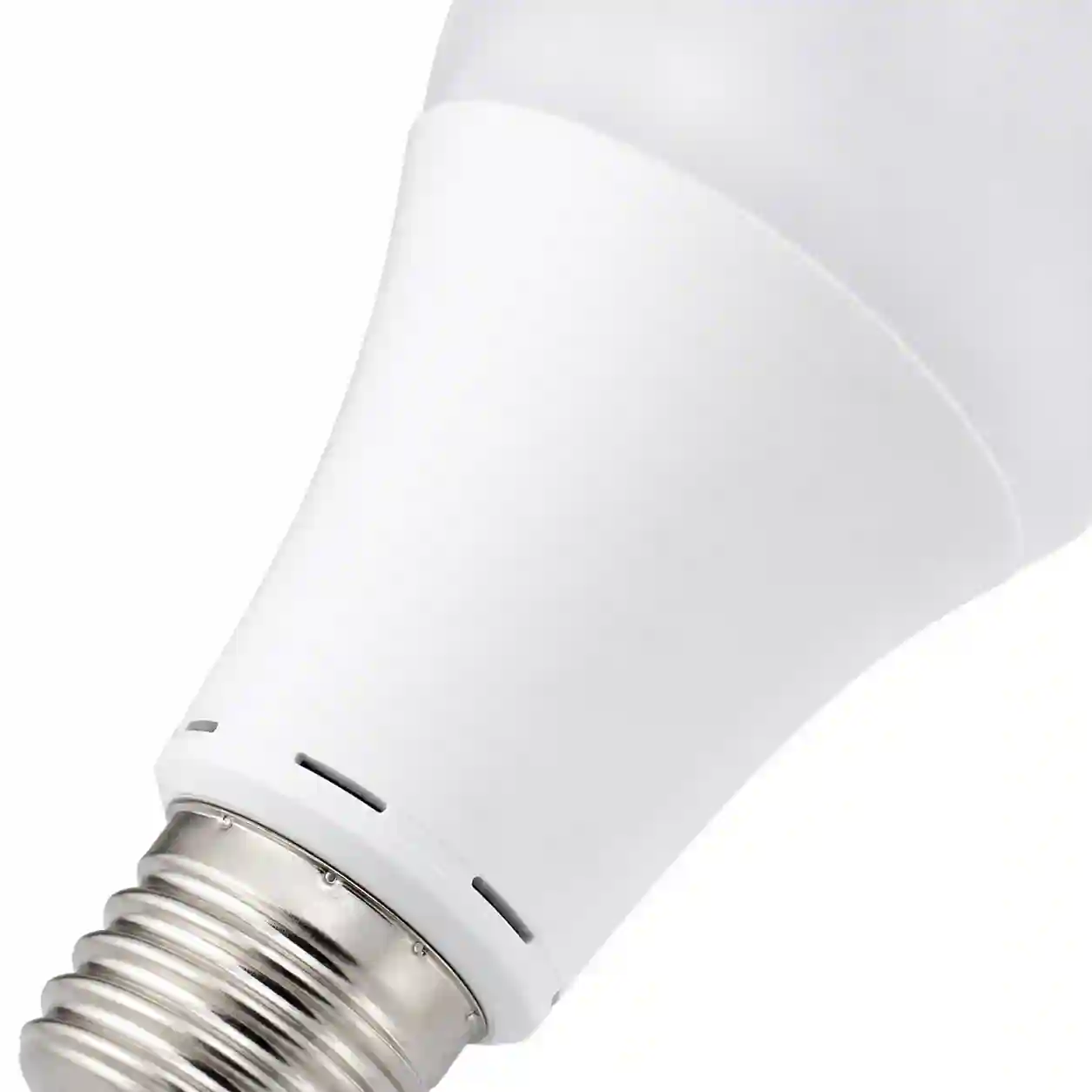 Detail chladicí části těla LED žárovky pod matnou baňkou